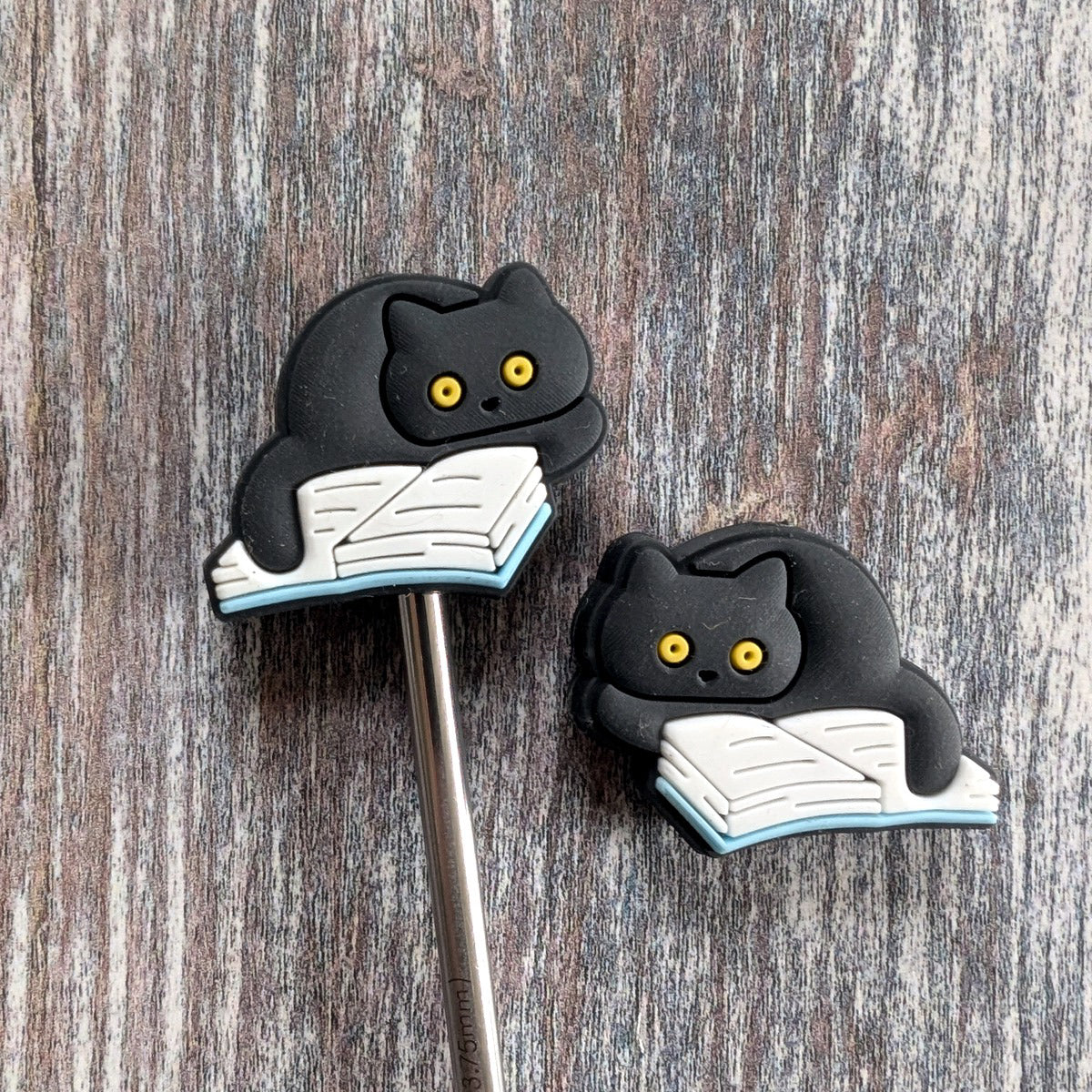 Cat onna book needle topper