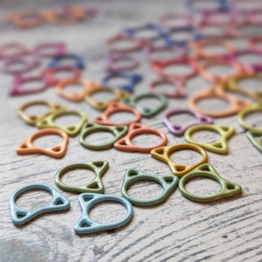 Rainbow catty stitchmarkers