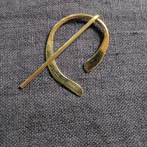 Asymmetric gold penannular pin