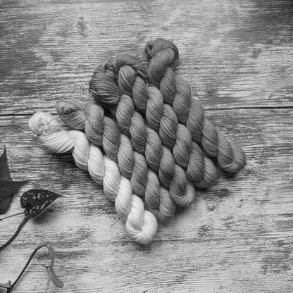 Catsock Adventure yarn-as-you-go: The Second Sock! (with colour-spoilers)