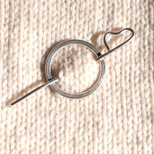 Load image into Gallery viewer, Leaf circle shawl pin
